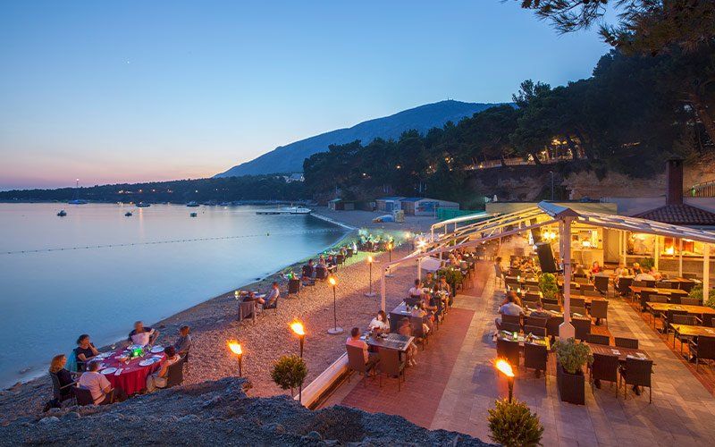 Außenbereich am Strand vom Bluesun Hotel Elaphusa in Kroatien bei Dämmerung