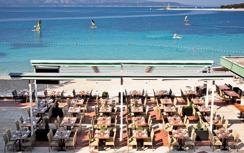 Restaurant am Strand Bluesun Grand Hotel Elaphusa auf der Tennisinsel Brac direkt am goldenen Horn