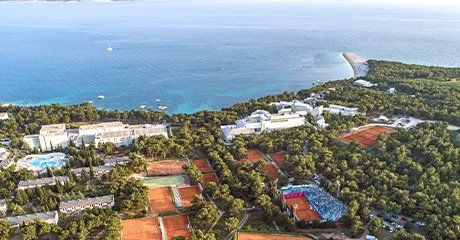 Tennisplätze und Blick auf das Meer Bluesun Holiday Village Bonaca auf der Tennisinsel Brac