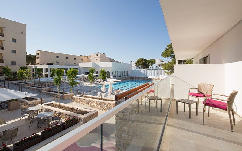 Poolbereich Hotel Bella Playa & Spa Alcúdia im Norden von Mallorca