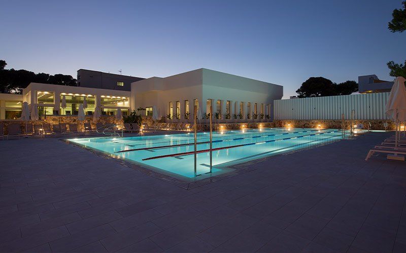 Poolbereich und Außenansicht bei Nacht im Hotel Bella Playa & Spa Alcúdia im Norden von Mallorca