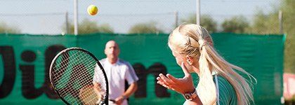 Zwei Spieler beim Tennismatch vor Wilson Werbebanner