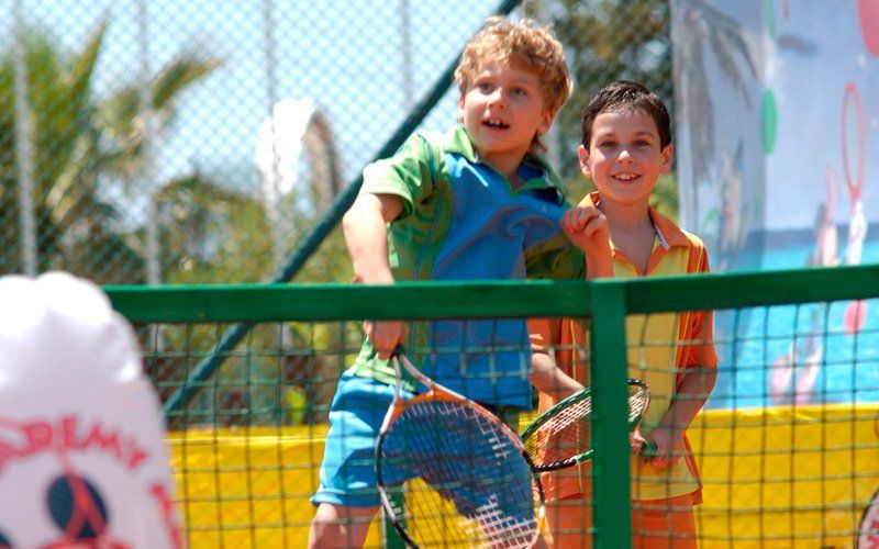 Kinder spielen Tennis in der Talentinos Kids Tennis-Funacademy