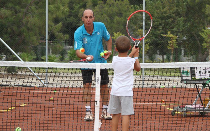Trainer mit Kind in der Kids Tennis-Funacademy