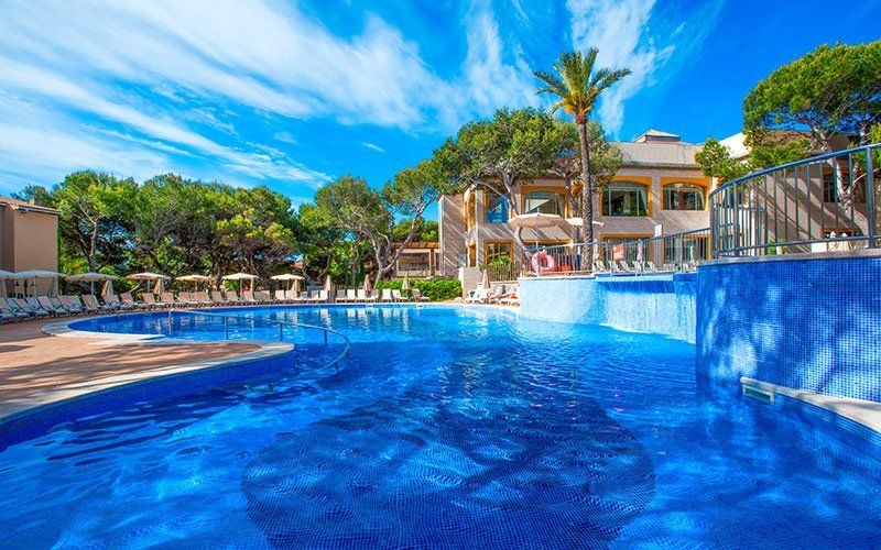 Poolbereich VIVA Cala Mesquida Resort im Nordosten von Mallorca