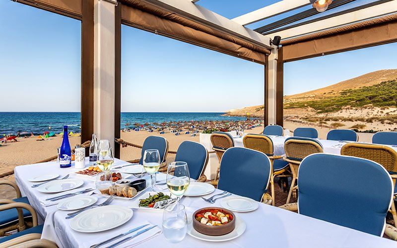 Restaurant mit Blick auf das Meer VIVA Cala Mesquida Resort im Nordosten von Mallorca