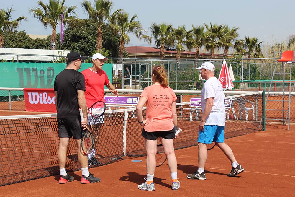Tennistrainer mit Trainingsgruppe