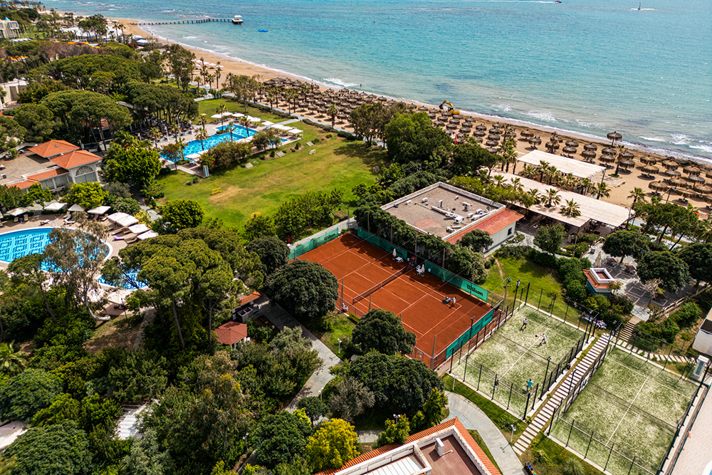 Die Tennis- und Padelplätze von oben.