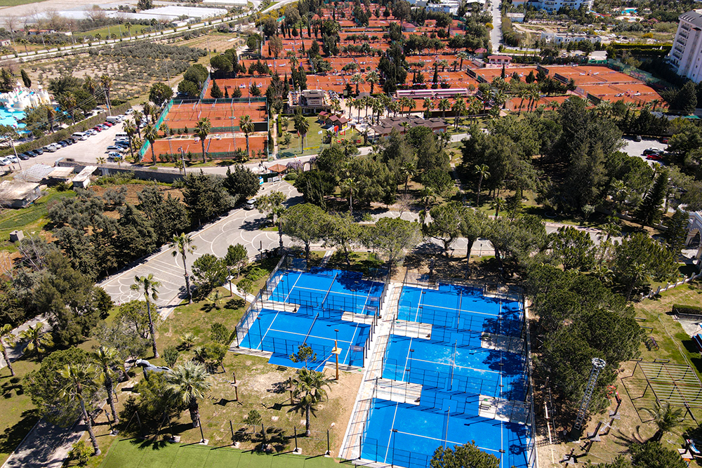 Die Tennis- und Padelplätze in Manavgat von oben.